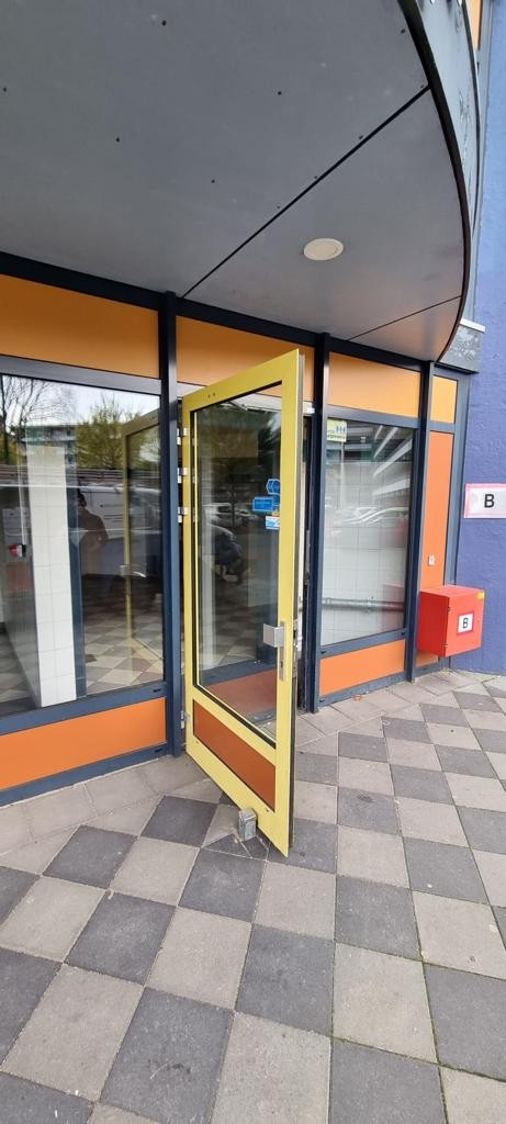 De hoofdentree van het complex waar camera en toegangscontrole samenkomen