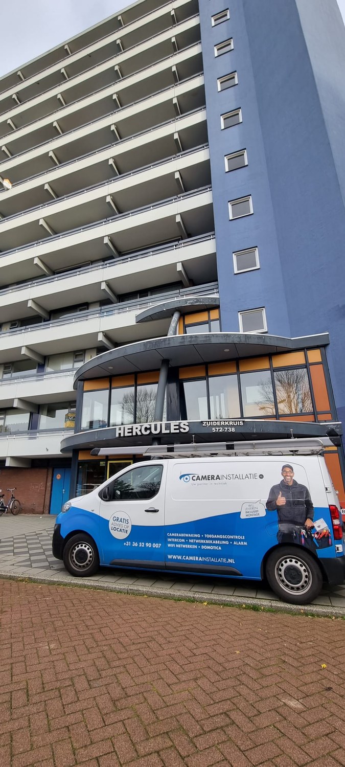 Onze eigen werkbus voor het appartementencomplex aan het begin van de dag
