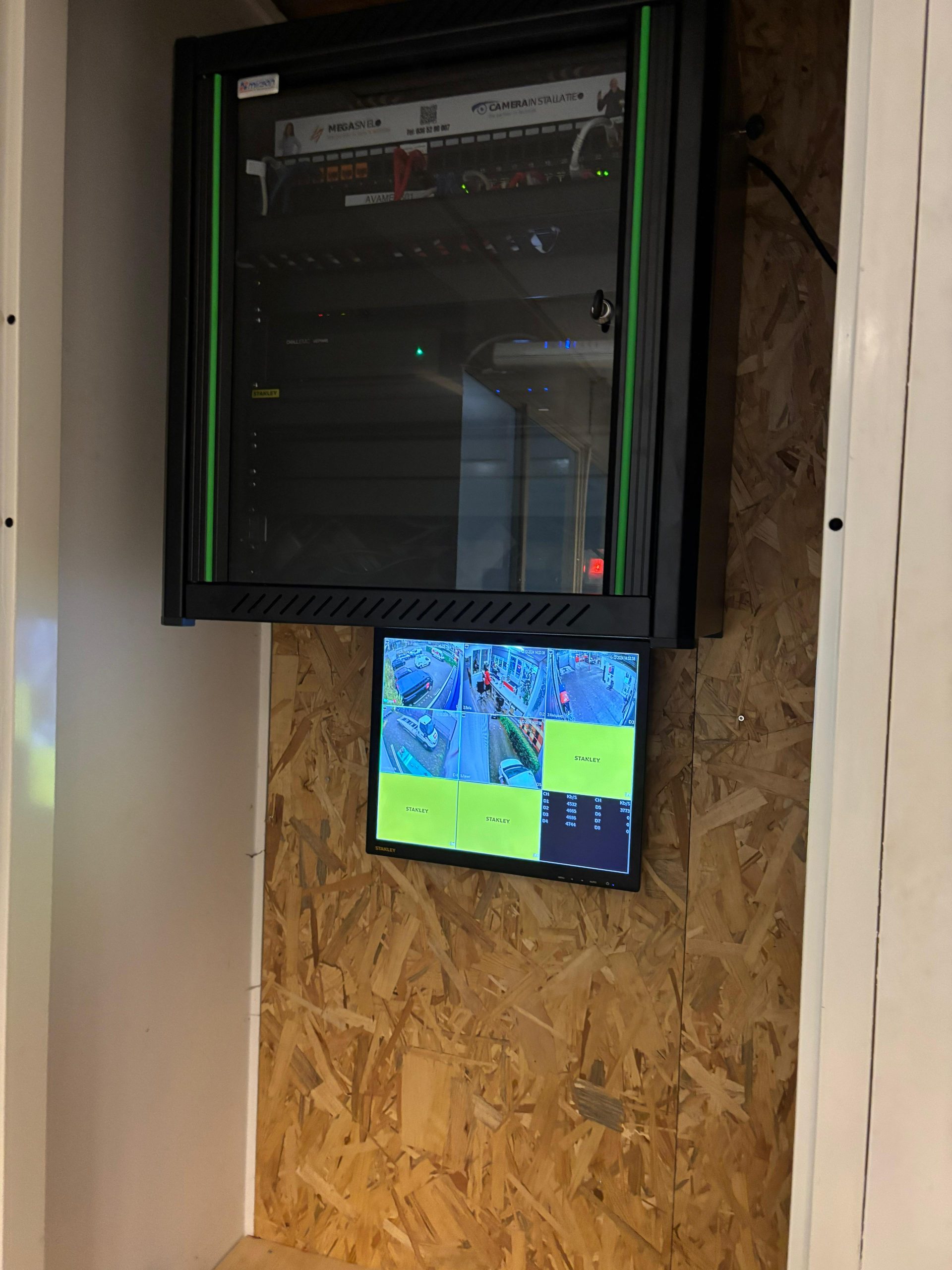 De afgewerkte patchkast bij een VvE, netjes dichtgezet met daaronder de monitor die alle camerabeelden live toont