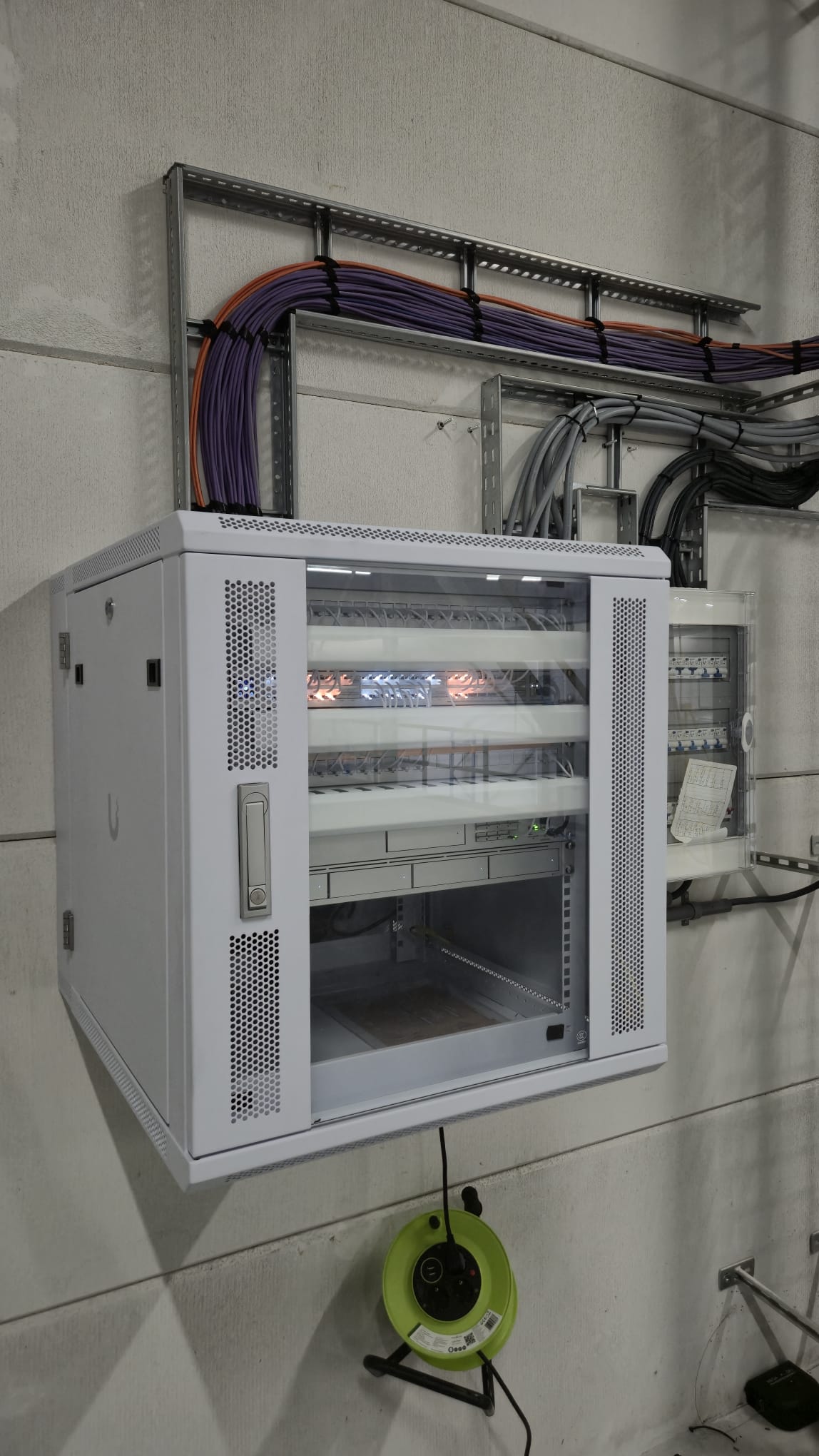 Wandpatchkast met verzorgd gebundelde bekabeling