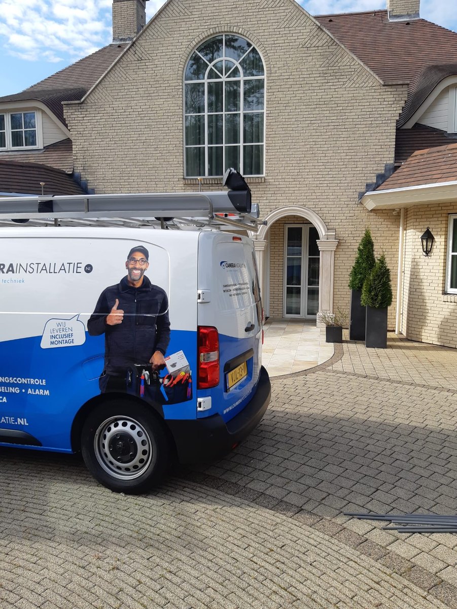 Servicebus bij een villa tijdens installatie