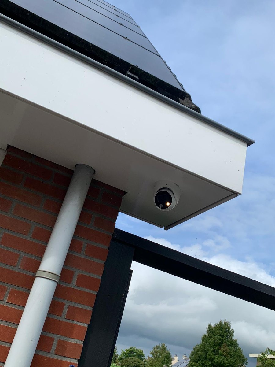 Camera netjes onder de dakgoot