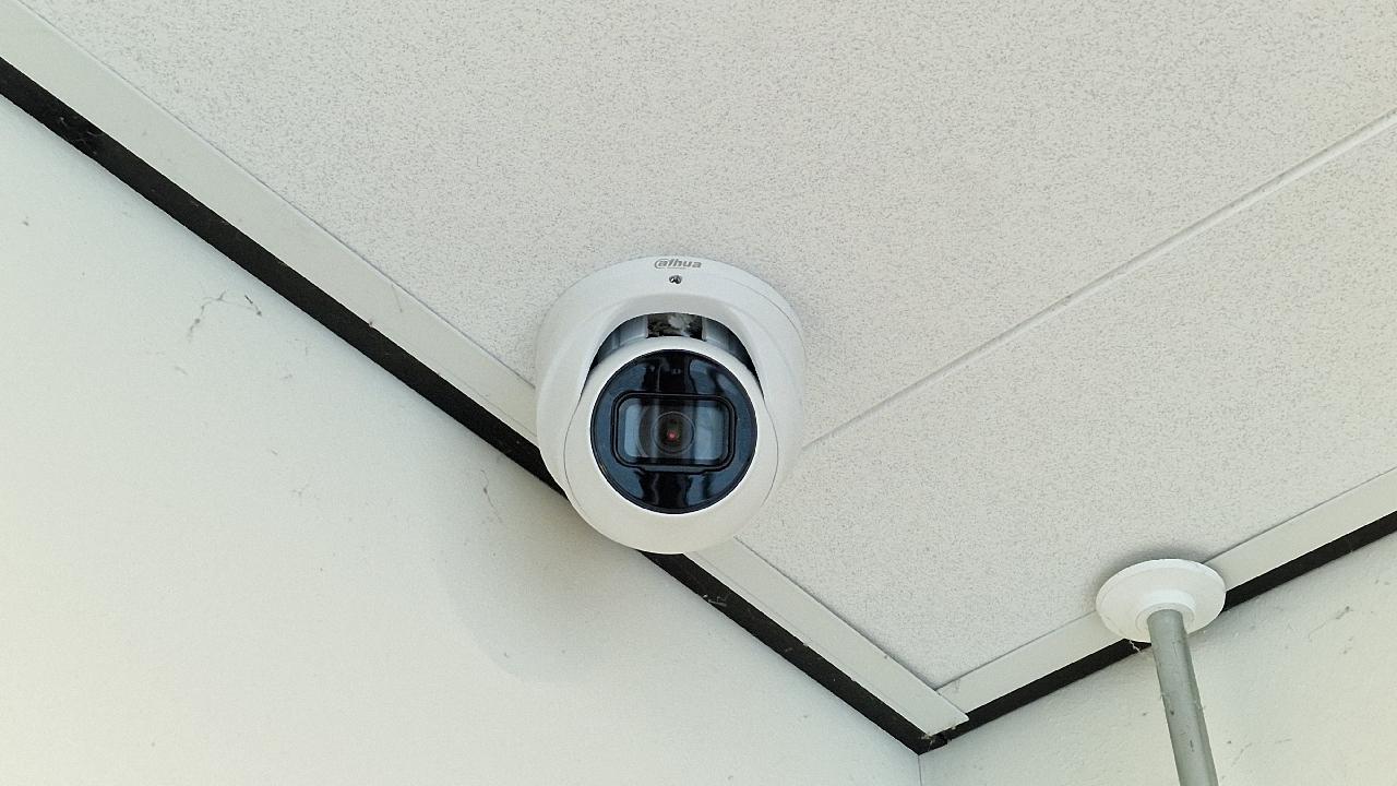 Witte domecamera strak weggewerkt in een verlaagd systeemplafond