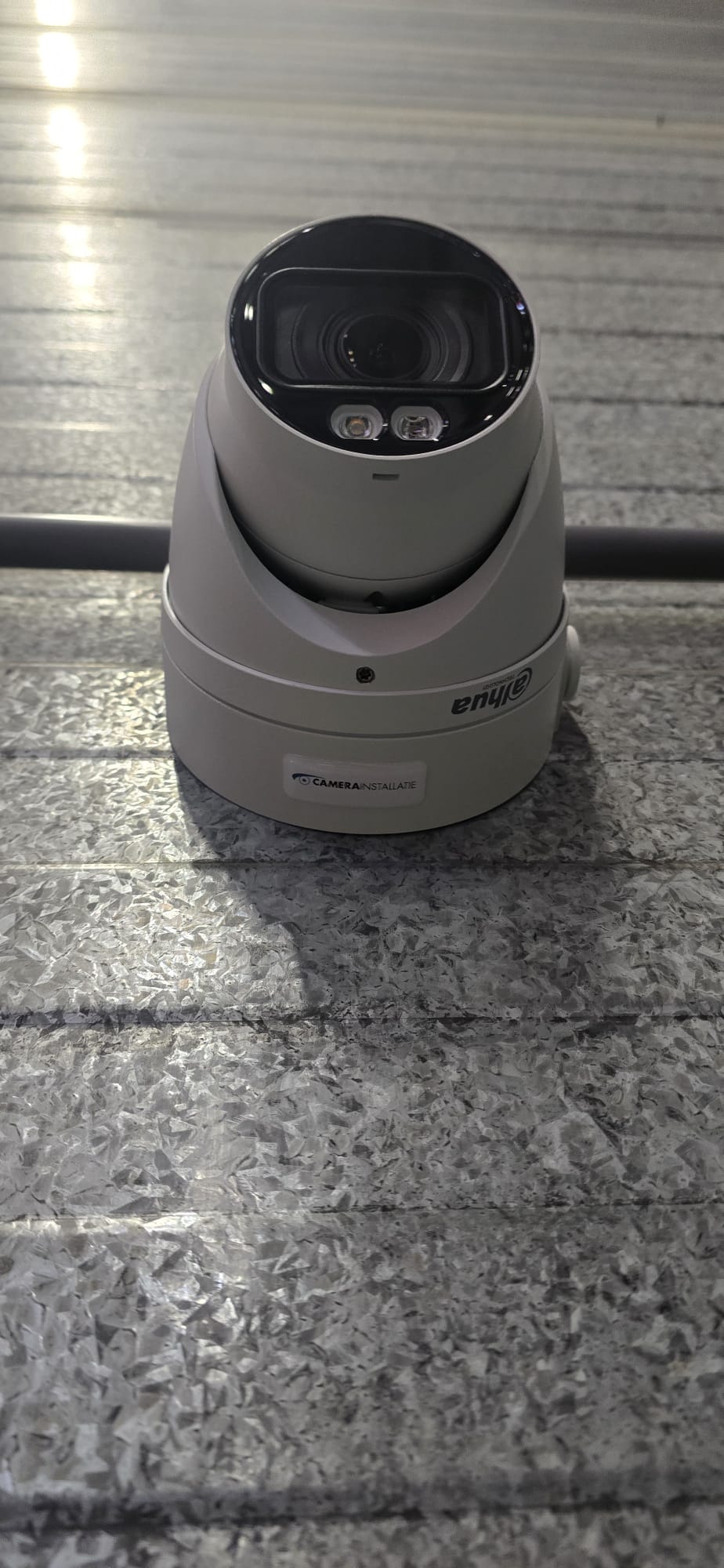 Witte turretcamera van dichtbij, met de leds naast de lens