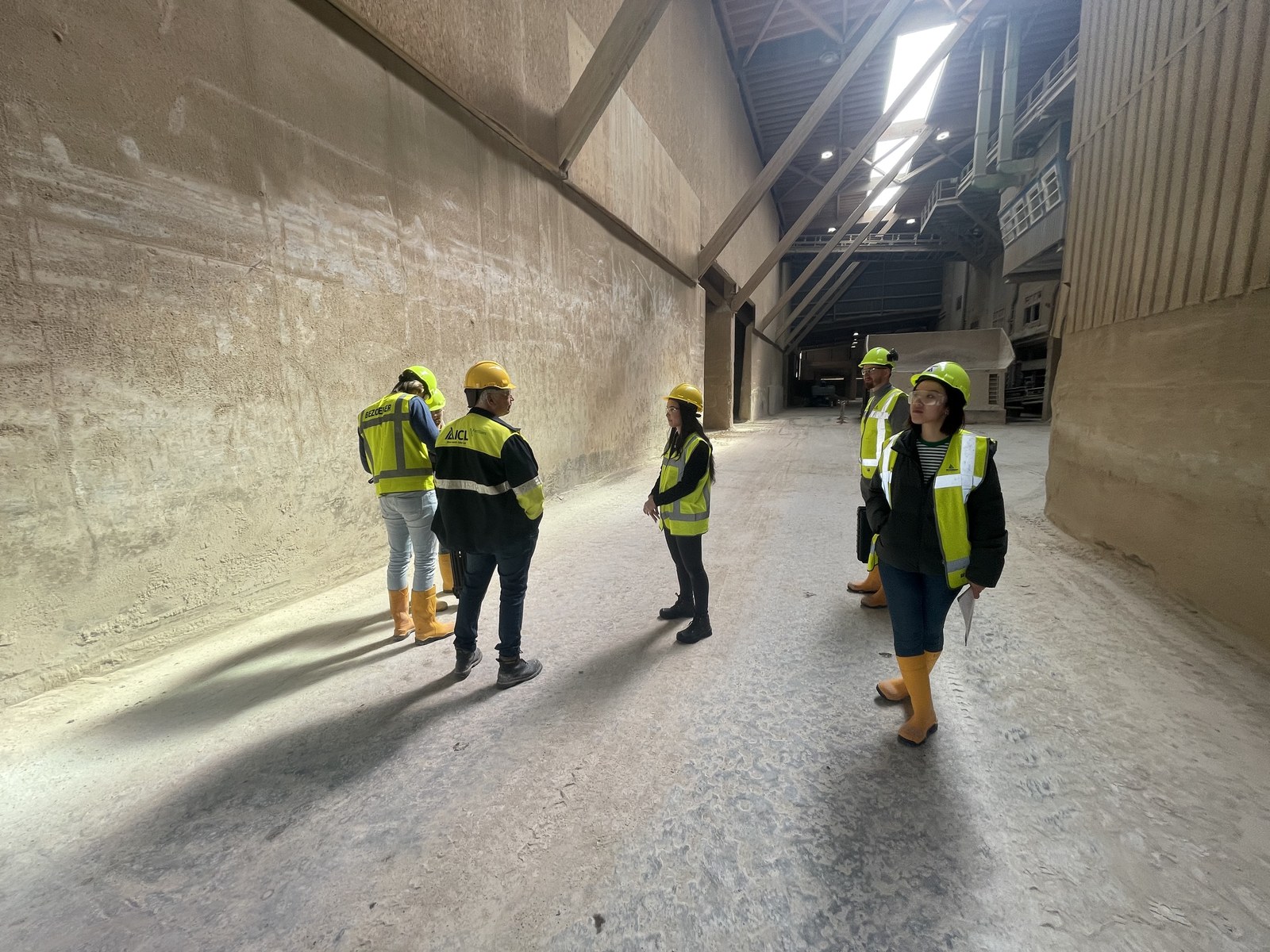Monteurs van CameraInstallatie tijdens het werk in een grote productiehal