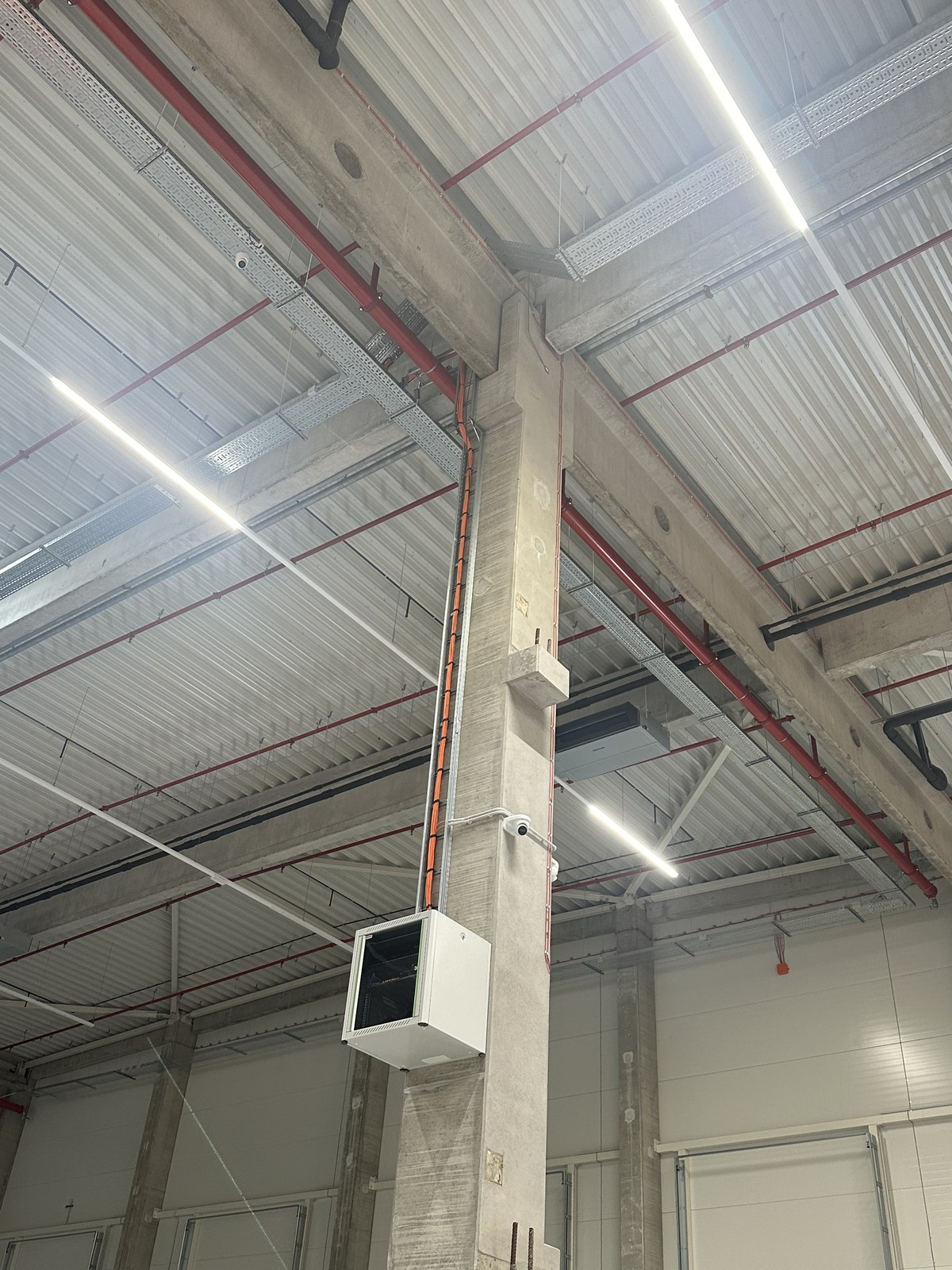 Zakelijke camera-installatie in een groot warehouse door CameraInstallatie.nl