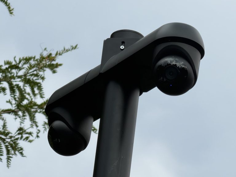 Twee AI-camera’s met persoonsdetectie boven op een zwarte tuinmast in Blaricum