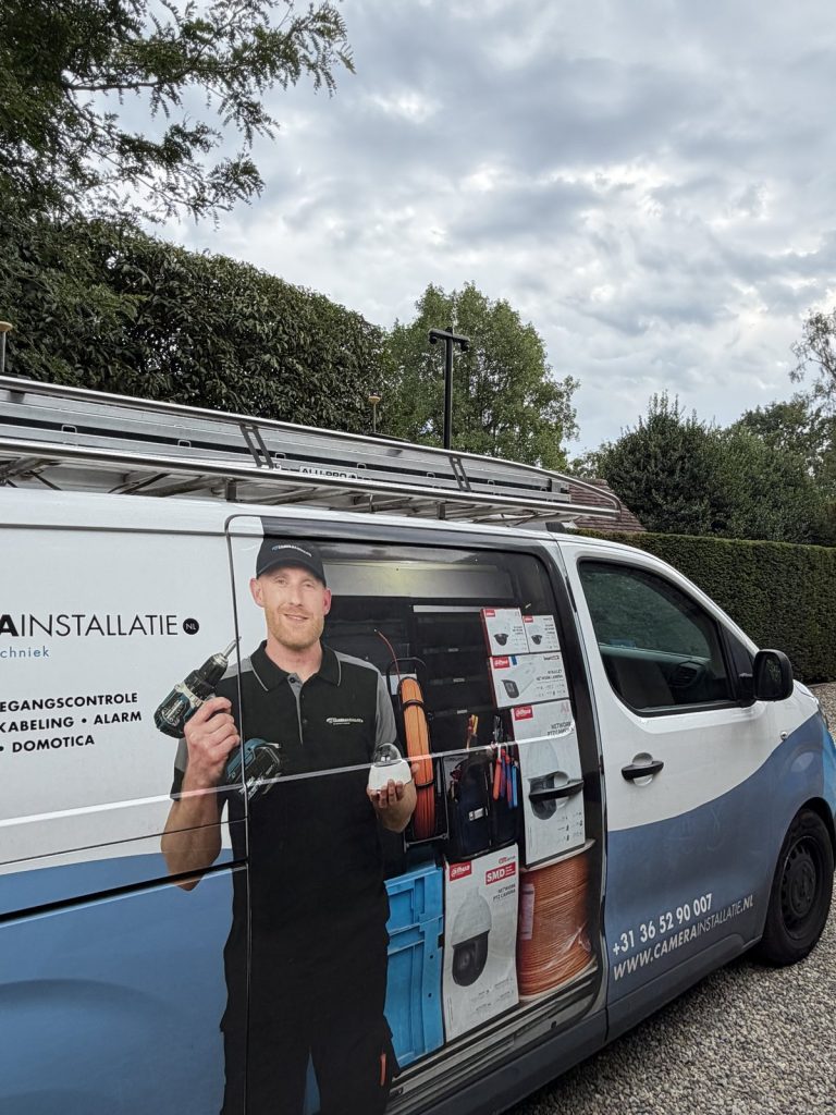 Bedrijfsbus van CameraInstallatie op de oprit bij de woning in Blaricum