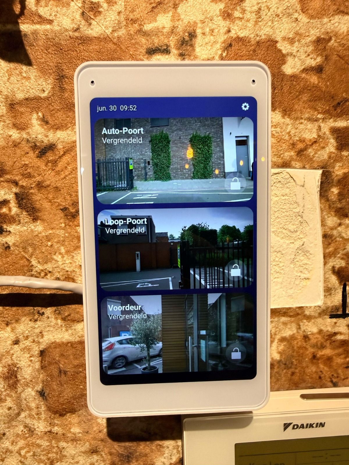 Tablet met live beelden van de entree en de achterdeur