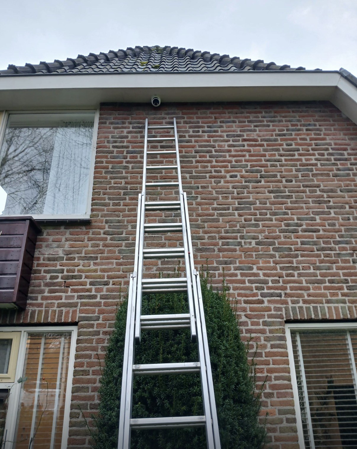 Camera netjes onder de dakrand van een woning gemonteerd met de kabels onzichtbaar weggewerkt