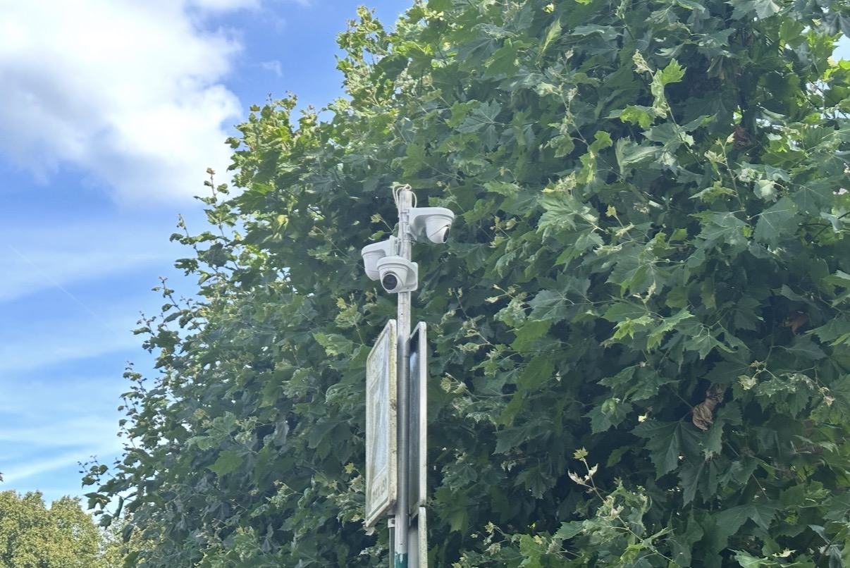 Tijdelijke cameras tussen het groen langs de kermisroute in Blaricum