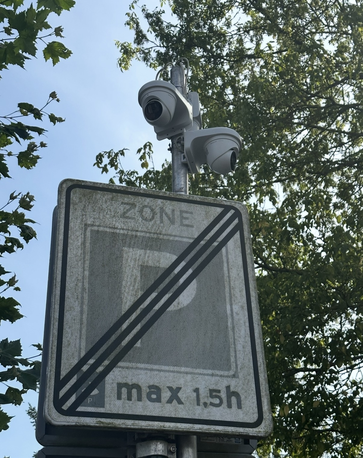 Twee beveiligingscameras op een mast houden zicht op de route van de Blaricumse kermis
