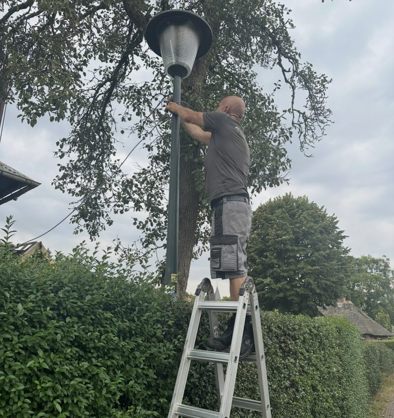 Camera tijdelijk gemonteerd aan een lantaarnpaal tijdens de kermis in Blaricum