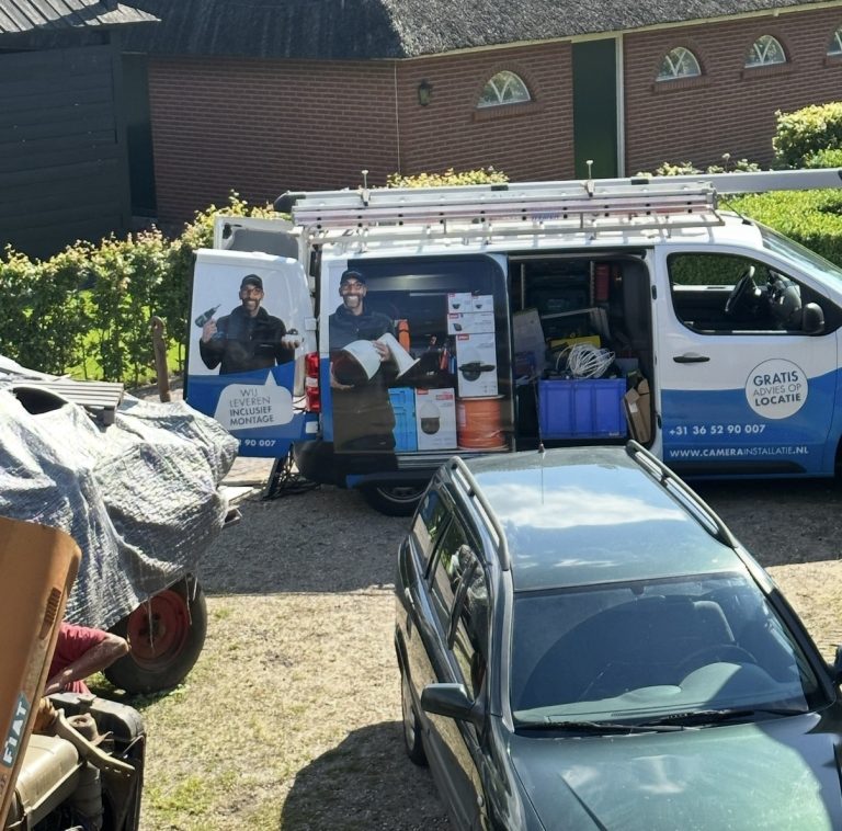 Servicebus van CameraInstallatie op het kermisterrein tijdens de opbouw