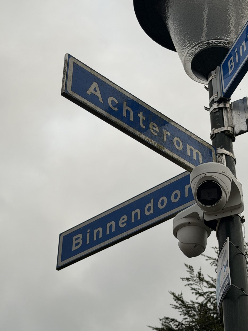 Twee beveiligingscamera's op een mast bij de straathoek Achterom en Binnendoor in Blaricum tijdens de kermis