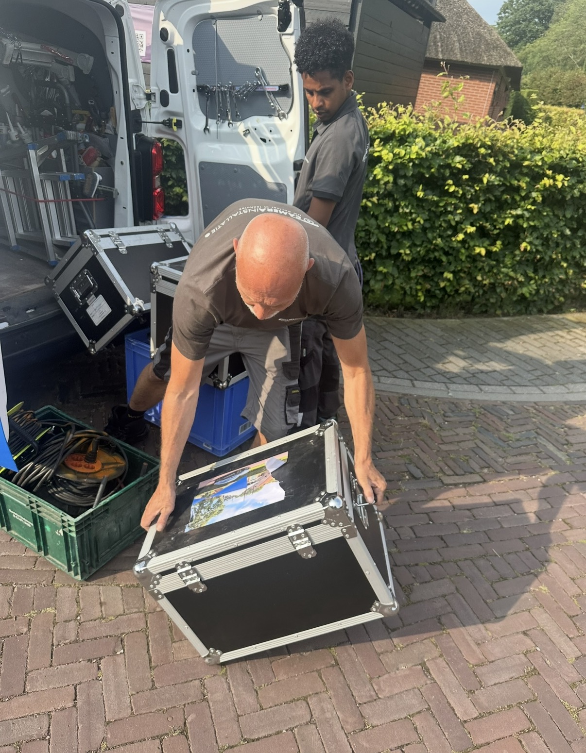 Monteurs laden de apparatuur uit voor de tijdelijke camerabewaking van de Blaricumse kermis