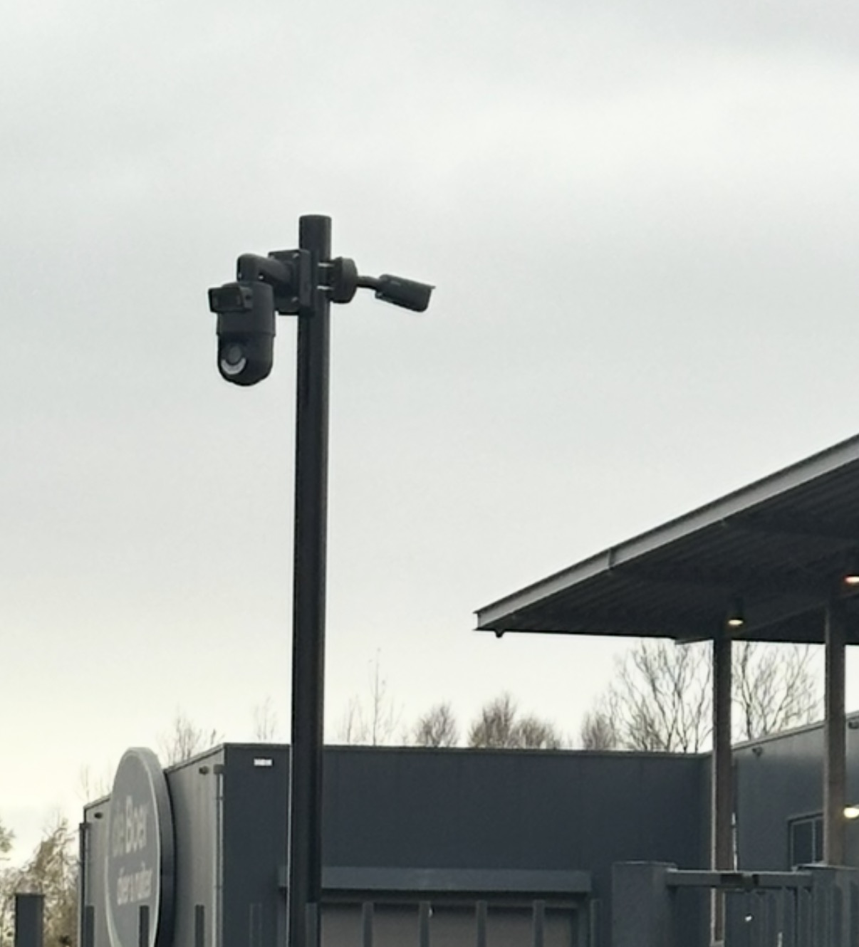 Beveiligingscameras op een mast houden zicht op het gebied rond een opvanglocatie in Naarden
