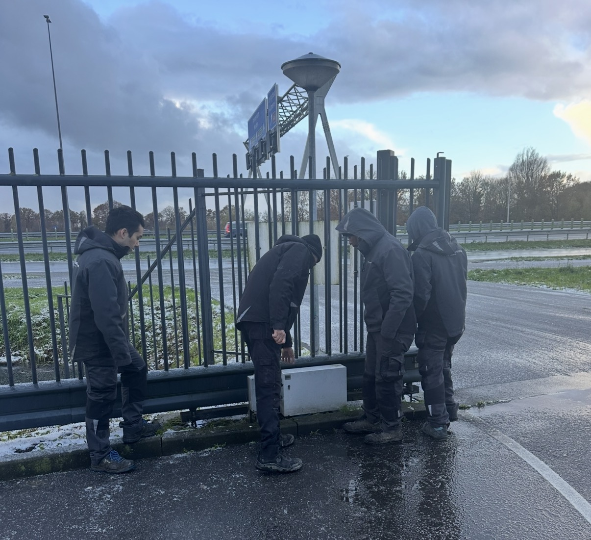 Monteurs van CameraInstallatie.nl leggen de infrastructuur aan bij een opvanglocatie in Naarden