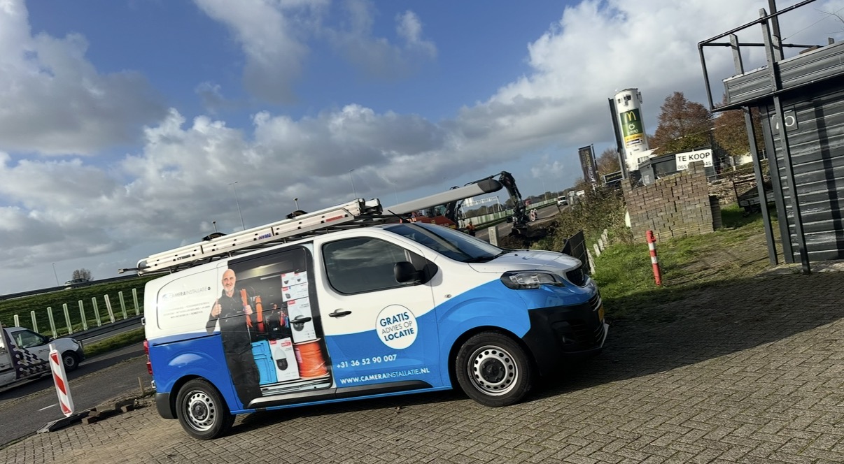 De servicebus van CameraInstallatie.nl op locatie in Naarden