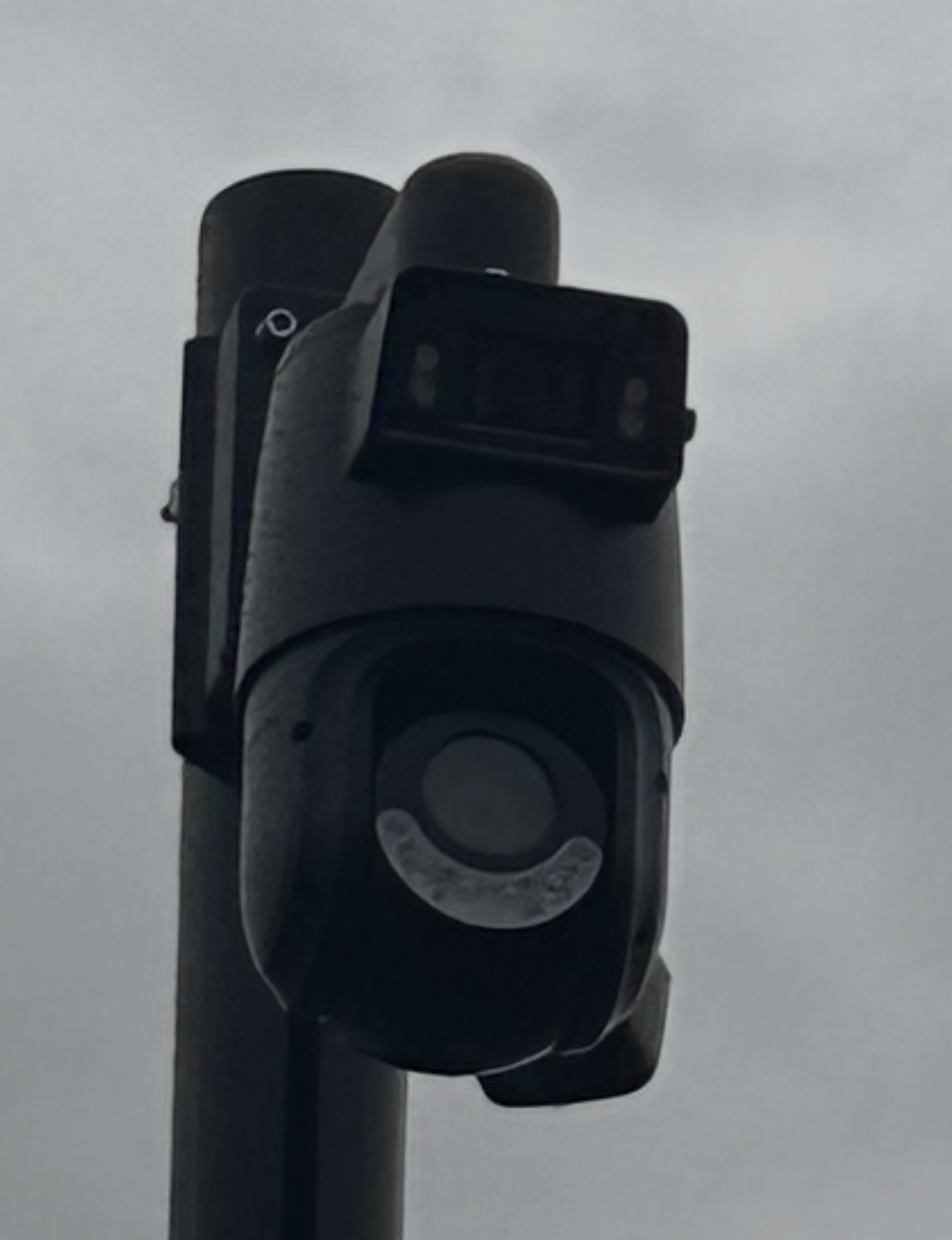 Slimme beveiligingscamera met analyse op een mast bij een opvanglocatie in Naarden