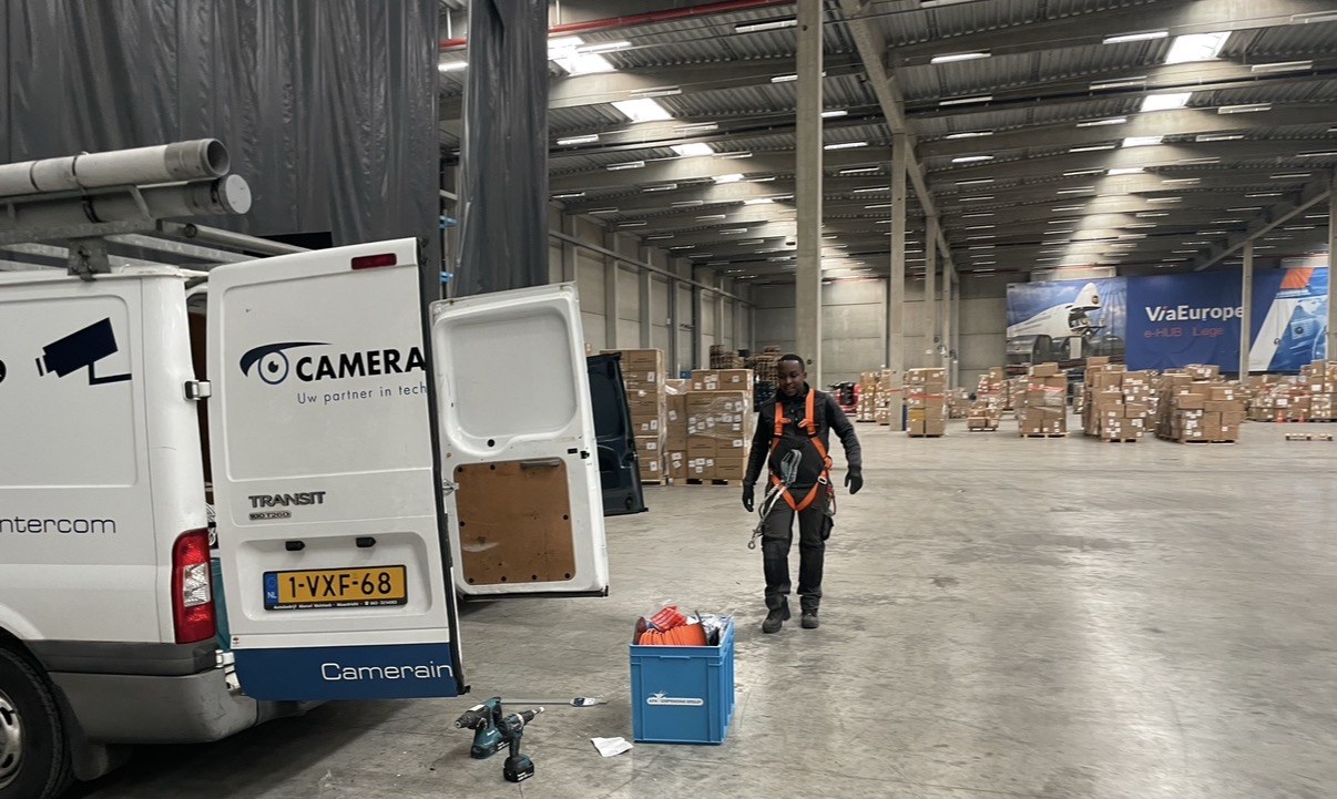 Onze bus binnen in de vrachthal, gereedschap en materiaal binnen handbereik