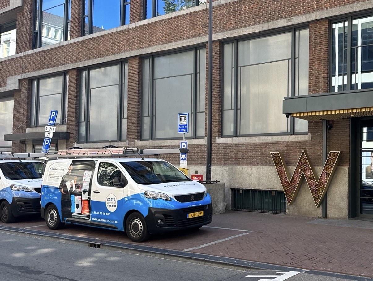 Onze bussen voor de deur tijdens de werkzaamheden in het hotel