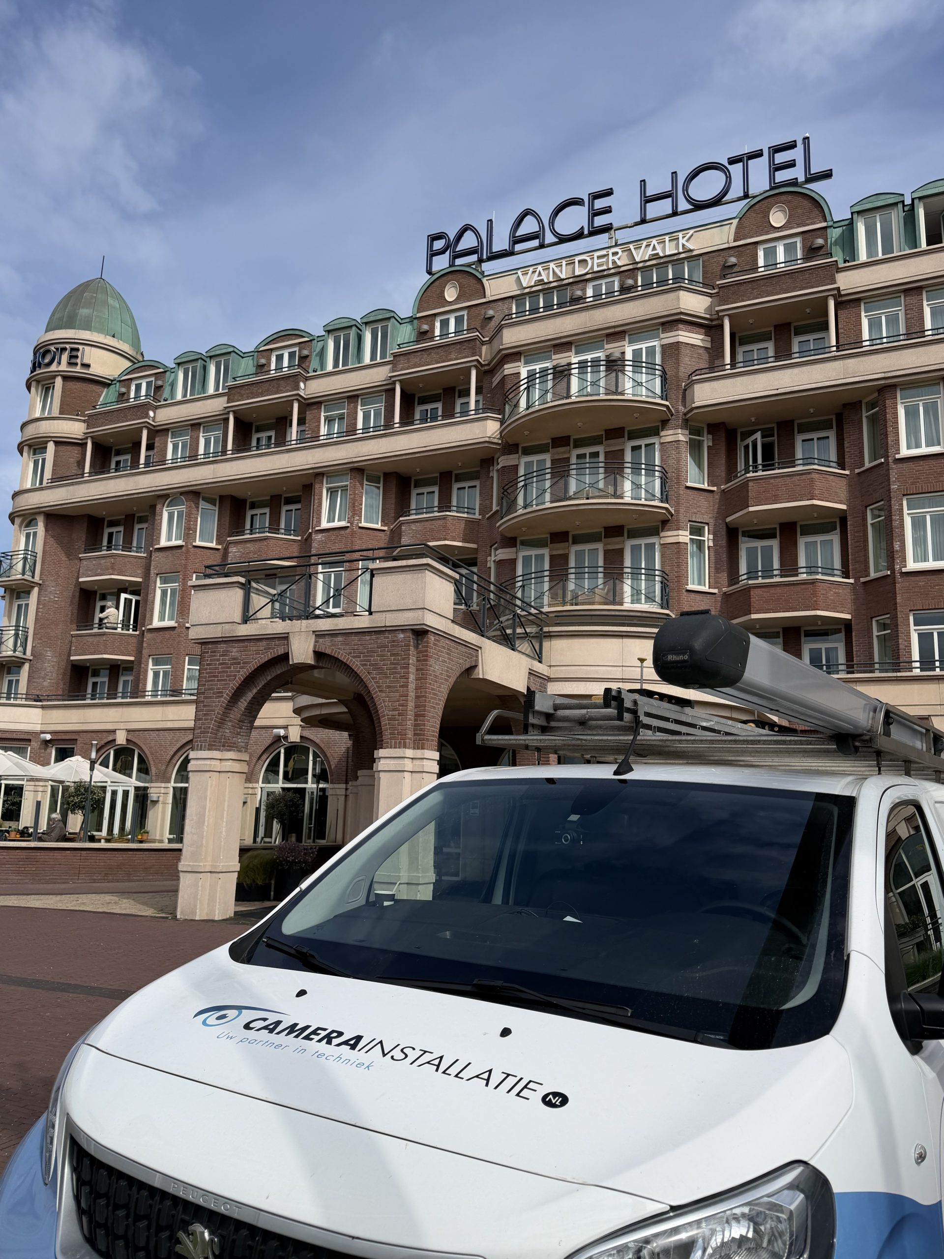 De bus van CameraInstallatie voor het Van der Valk Palace Hotel in Noordwijk