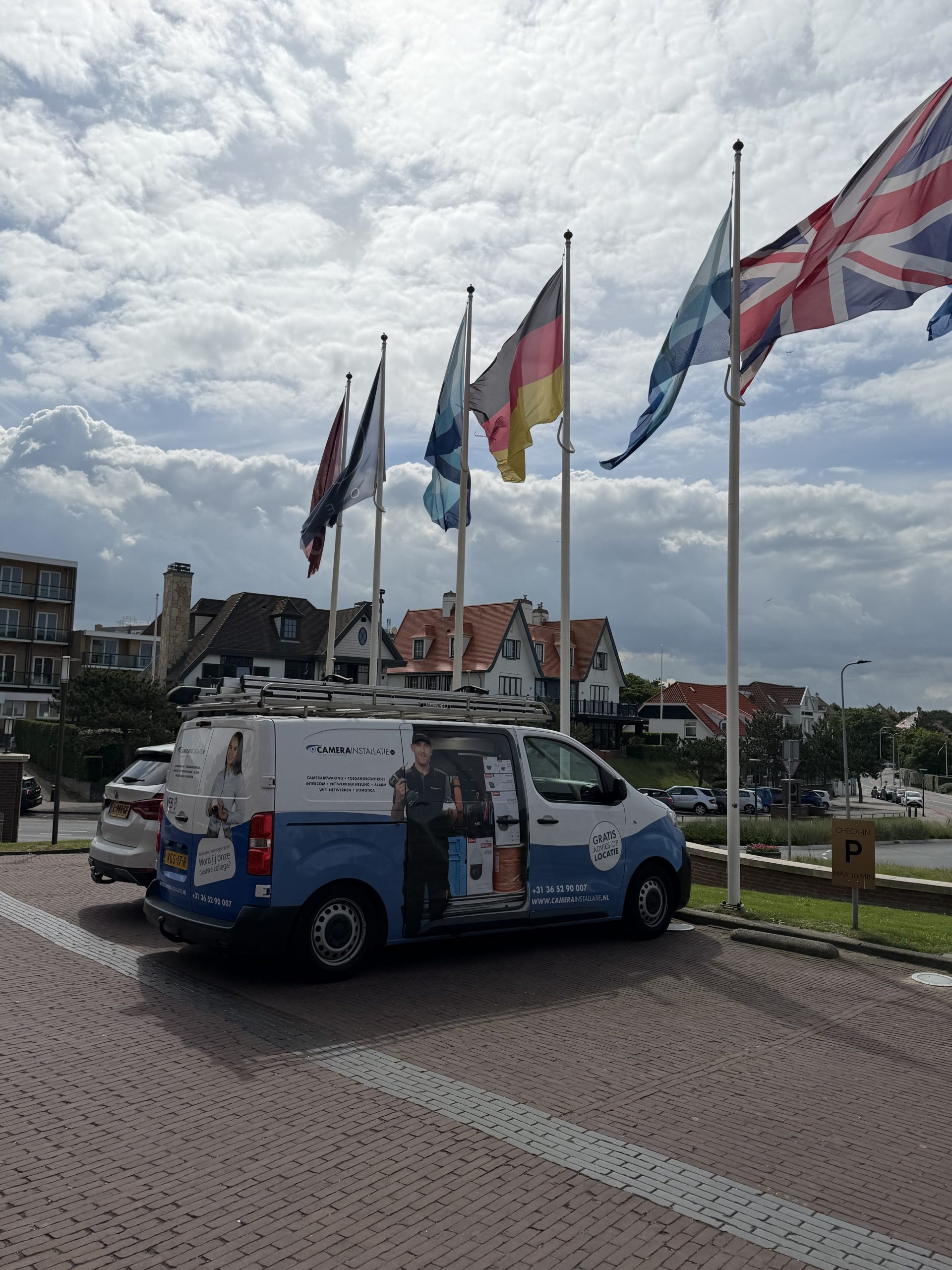 De bus van CameraInstallatie voor het Van der Valk hotel in Noordwijk