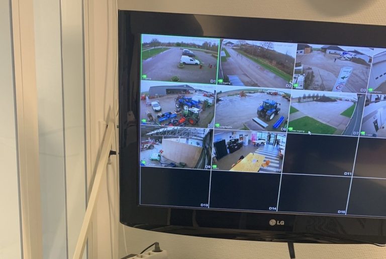 Camerabeelden van de campus op een scherm in de meldkamer