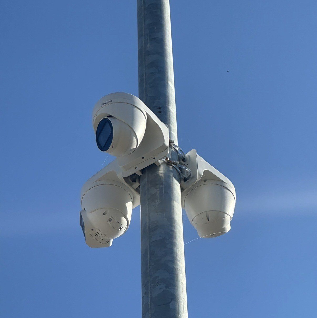 Drie camera&rsquo;s op een mast, elk gericht op een andere rijrichting