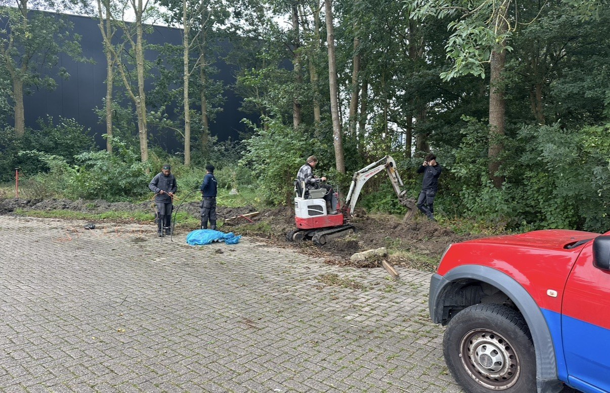 Graafwerk langs de bosrand voor het kabeltrace naar de volgende kast