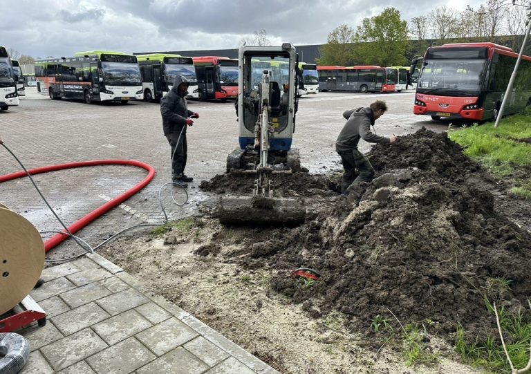 Grondwerk met een minigraver op de busstalling