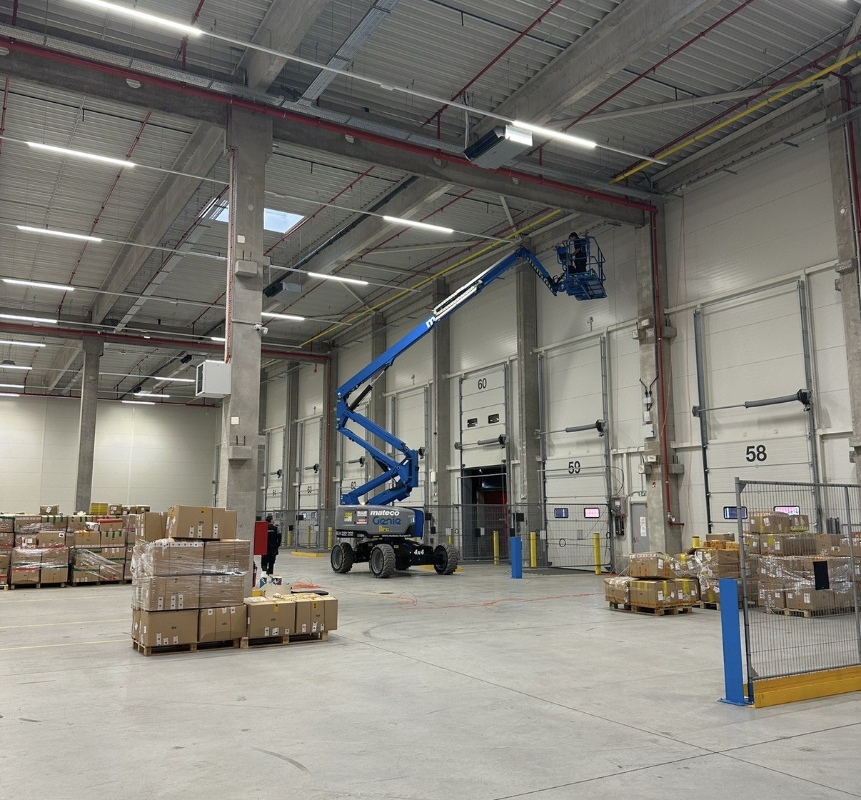 Werken bij de dockdeuren, terwijl de eerste pallets al binnenstaan