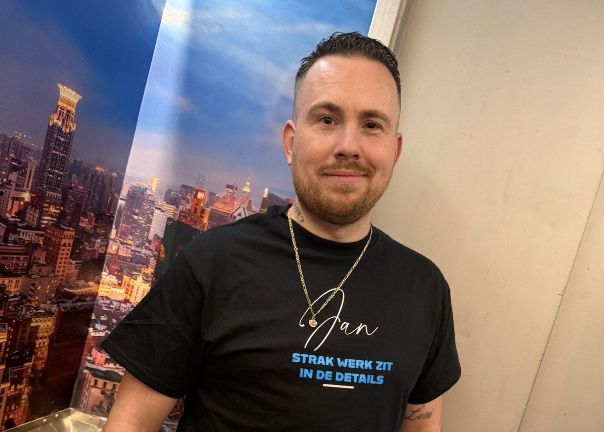 Jan met zijn shirt, met de skyline op de achtergrond