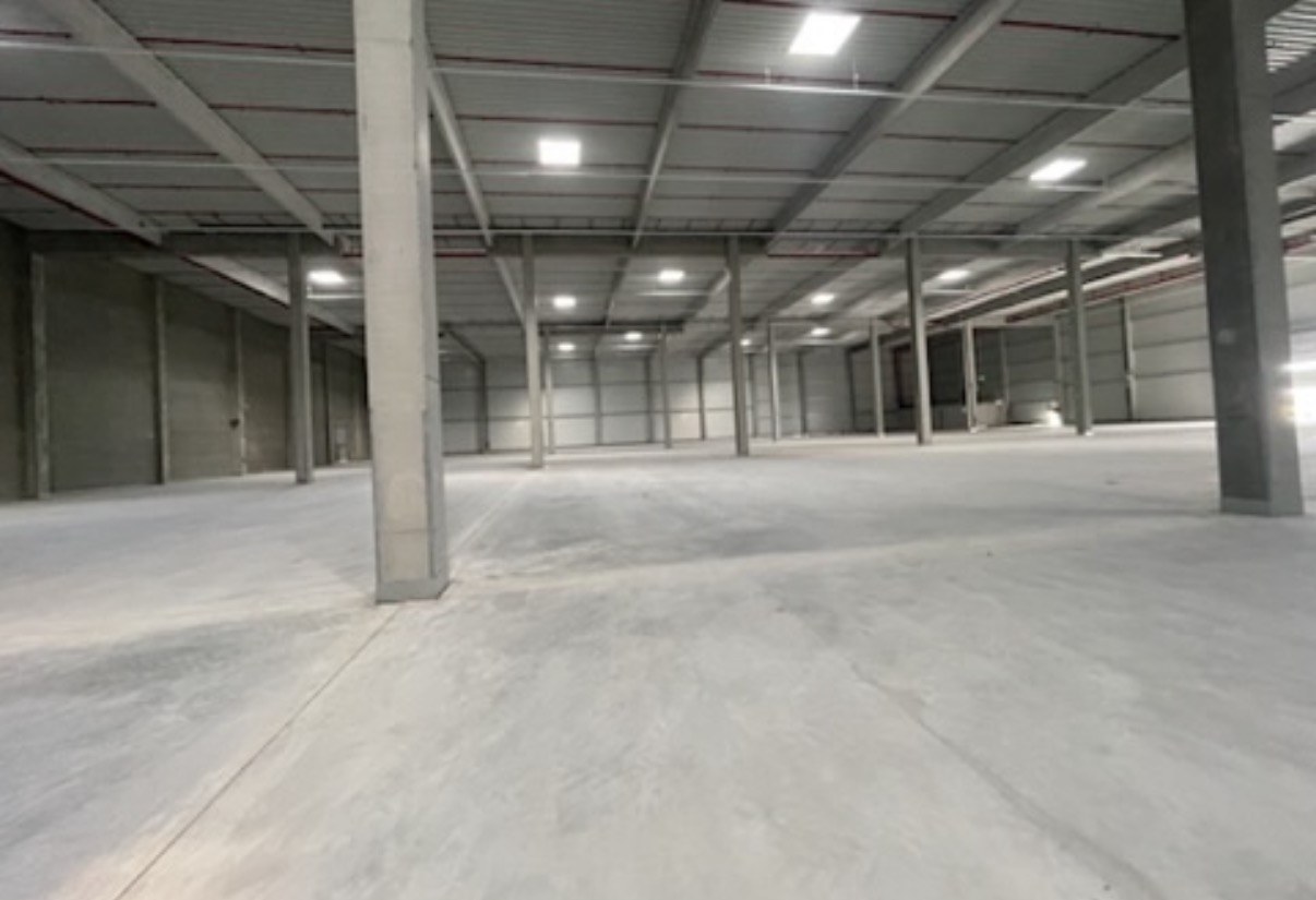 De hal zoals wij hem aantreffen: kaal beton, voordat er een kabel ligt