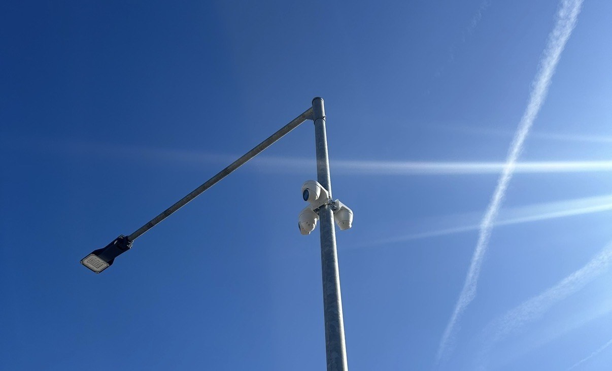 Op het buitenterrein hangen de camera&rsquo;s aan de lichtmast