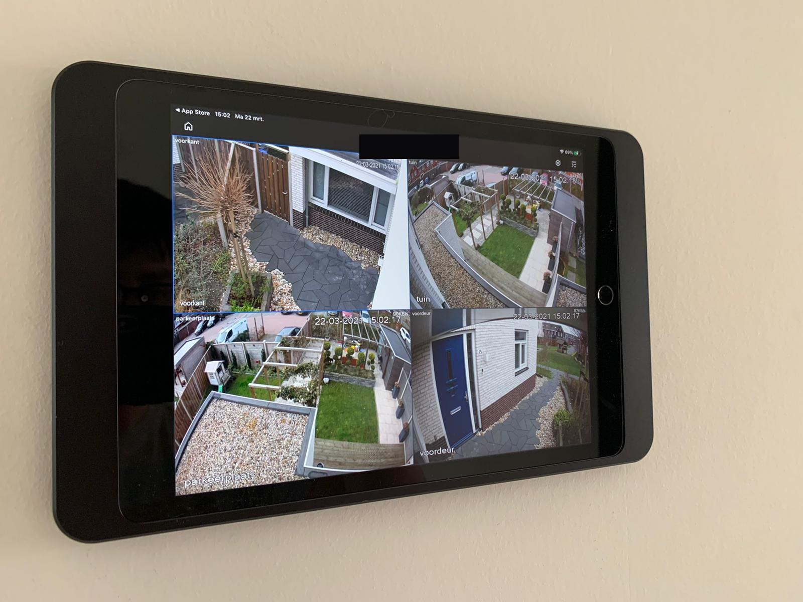Wandtablet toont vier live camerabeelden van de woning tegelijk: voorkant, tuin, parkeerplaats en voordeur