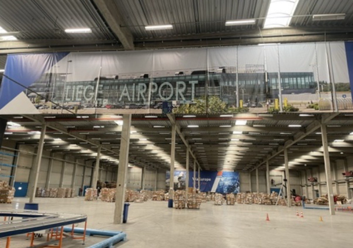De luchtvrachthal op Liege Airport, met de sorteerbanen en de tussenverdieping