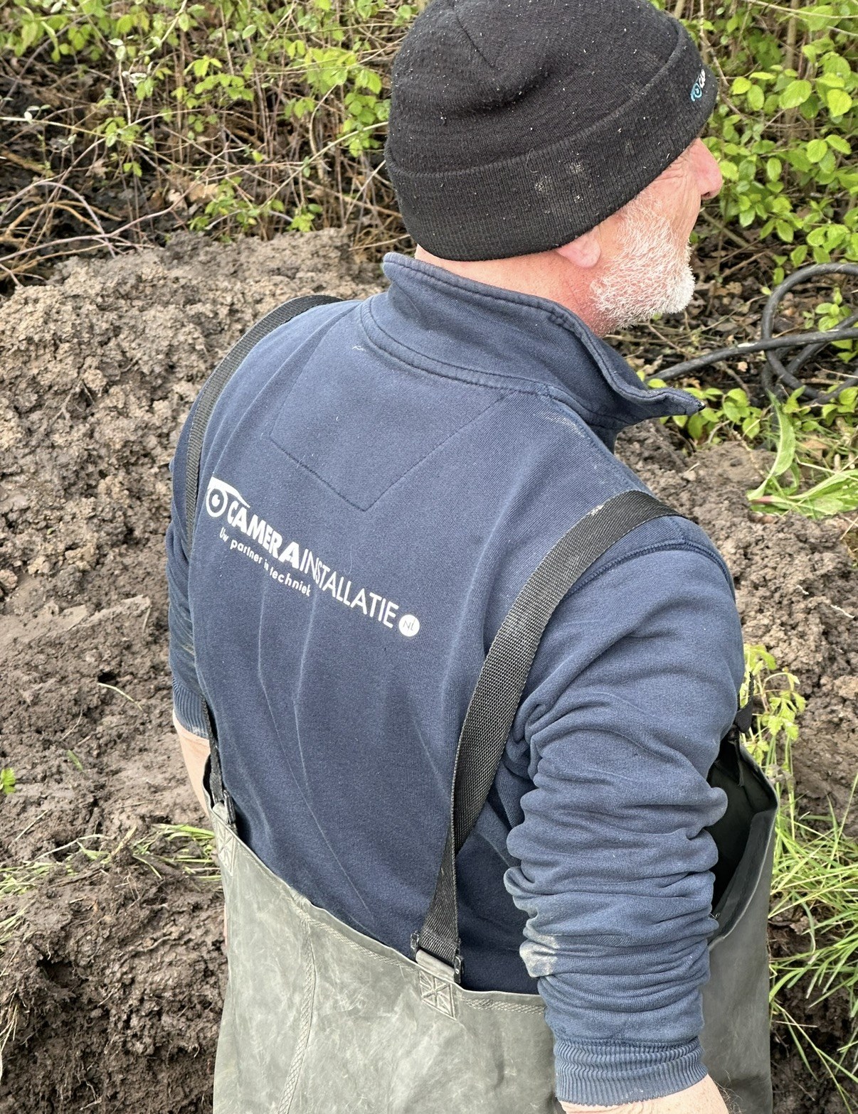 Buitenwerk is weerwerk: in het waadpak verder aan het open trace