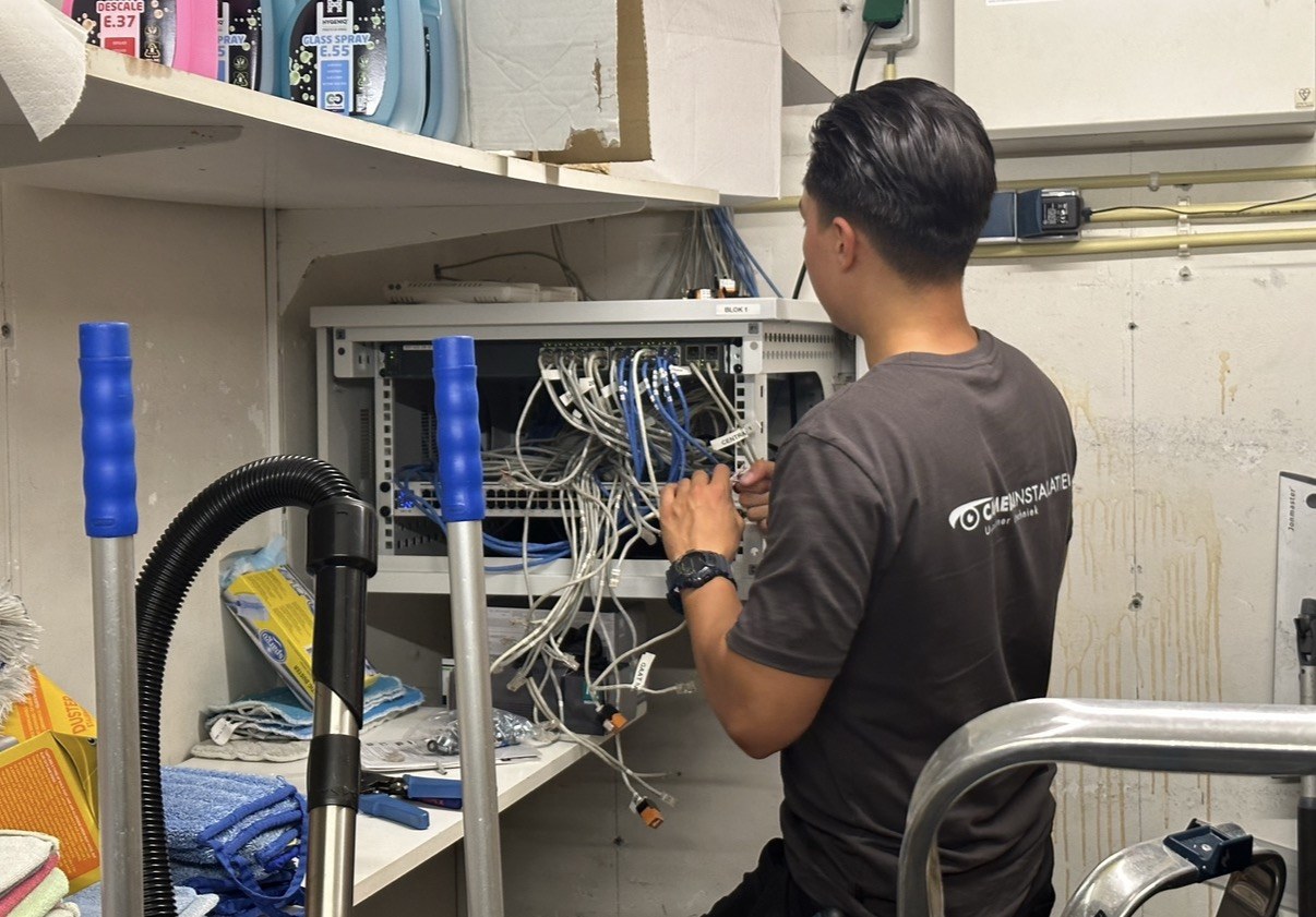 In de wandpatchkast komt de nieuwe switch, en wordt de bekabeling opnieuw gepatcht