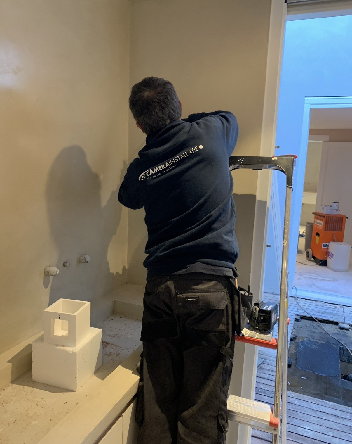 Aansluitingen afwerken voordat de wand dichtgaat