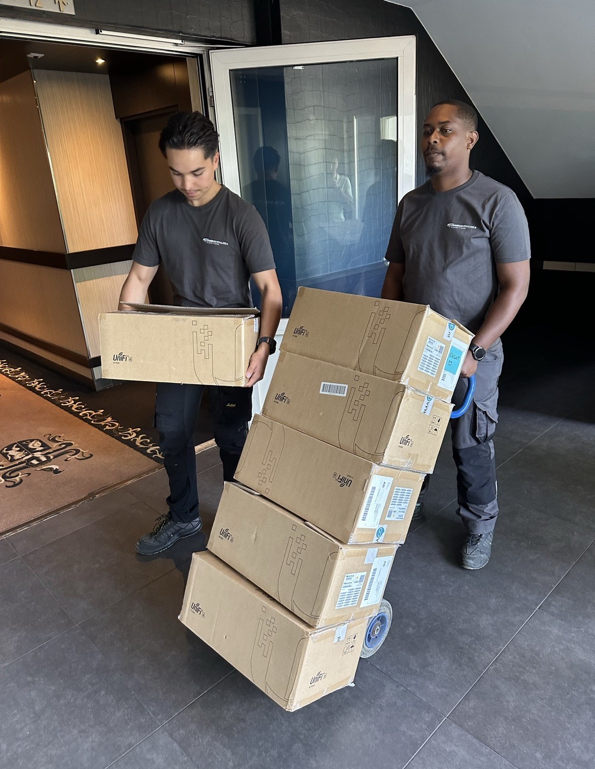 De aanvoer gaat in een keer naar binnen, zodat er niet de hele dag materiaal door de lobby rijdt