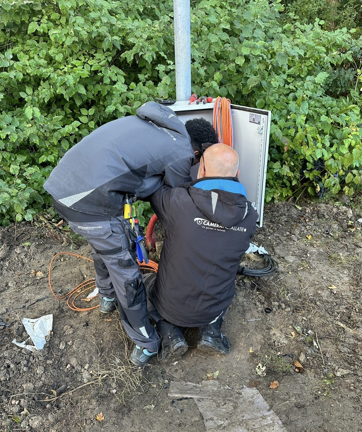De bekabeling wordt afgewerkt in de weerbestendige buitenkast op het terrein