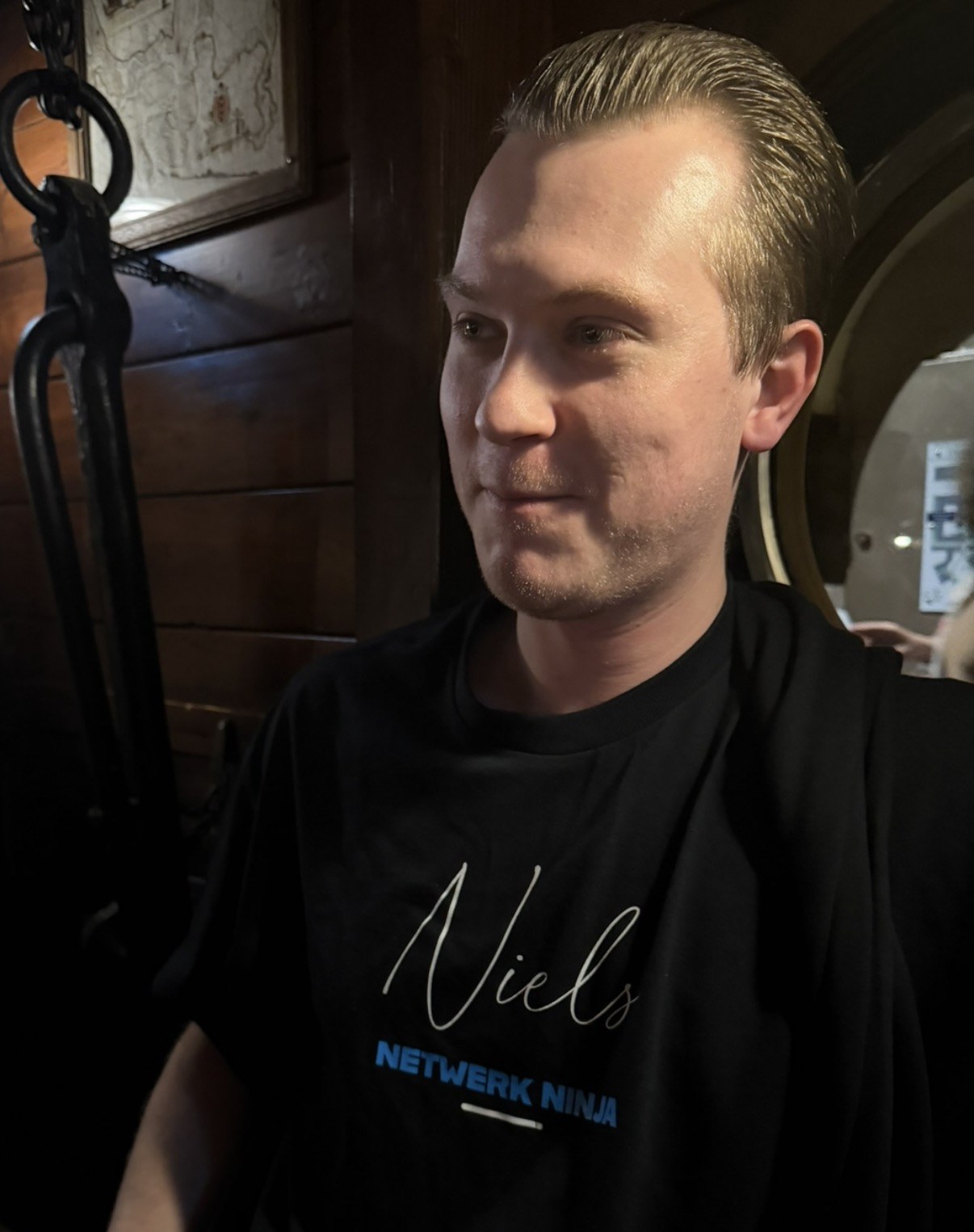 Niels in het zwarte bedrijfsshirt dat zijn collega's voor hem lieten maken