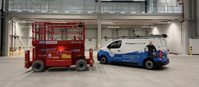 Nieuwe bedrijfshal met dockdeuren, klaar voor oplevering