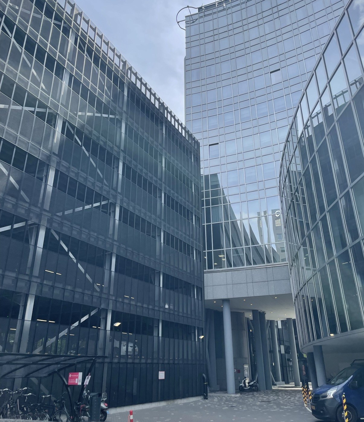 De parkeergarage van buiten, ingeklemd tussen de kantoortorens op Sloterdijk