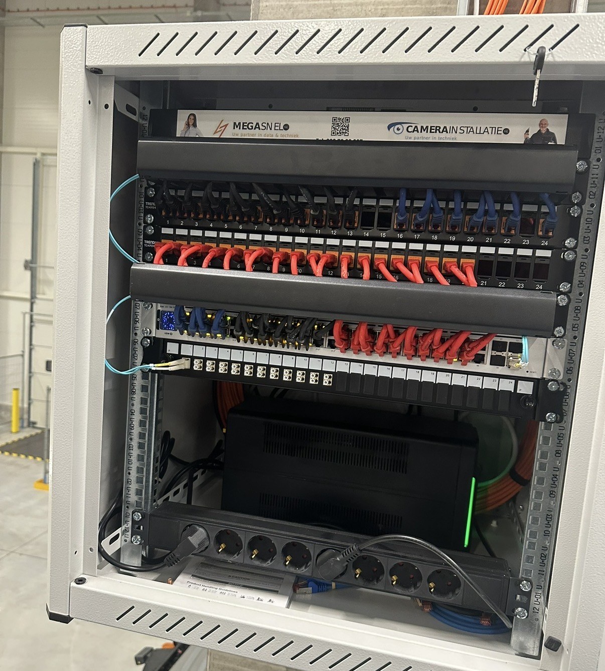 De opgeleverde kast met ons eigen plaatje boven de patchpanelen