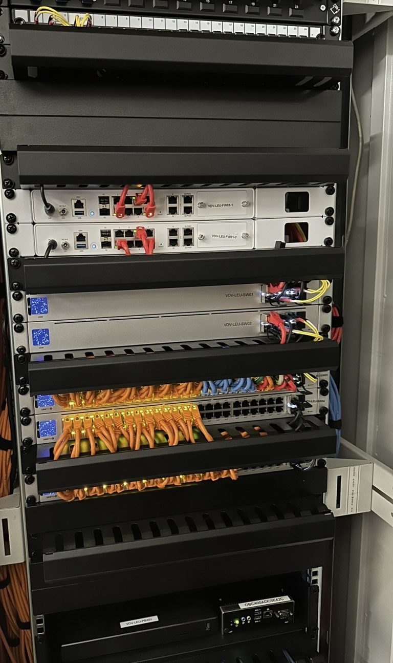 Patchkast met firewalls, switches en patchkabels