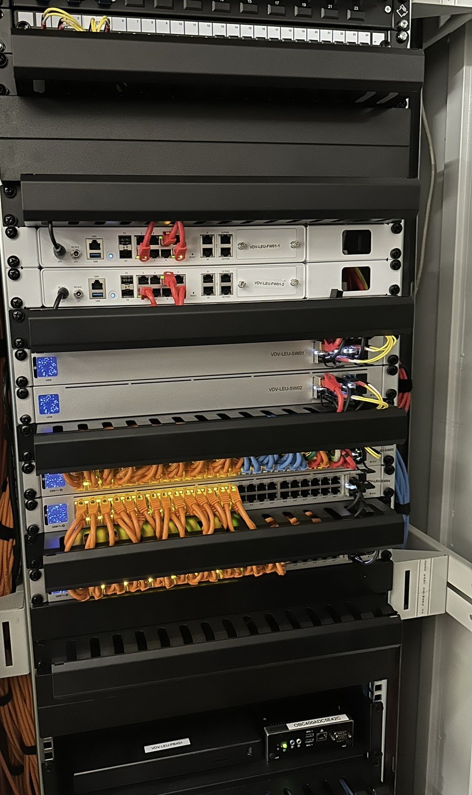 De patchkast waar de bekabeling op uitkomt, met dubbel uitgevoerde firewall en meerdere switches