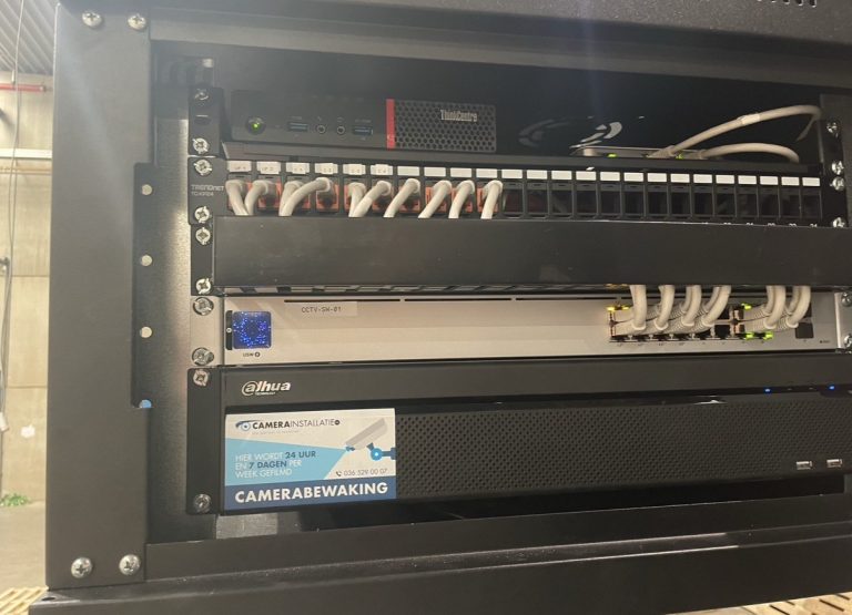 Patchkast met een recorder en een PoE-switch, netjes ingericht